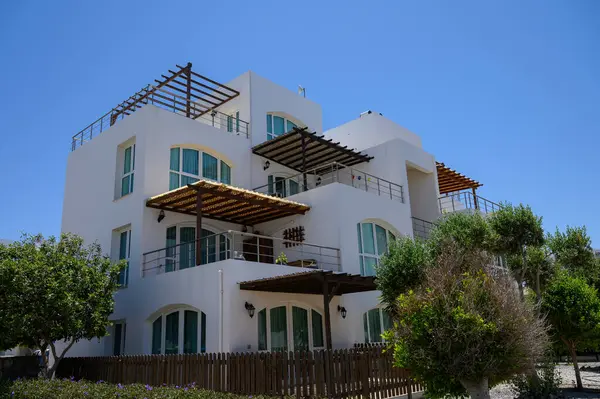 Kuzey Kıbrıs 'ta Palmiyelerle çevrili Beyaz Tatil Villaları