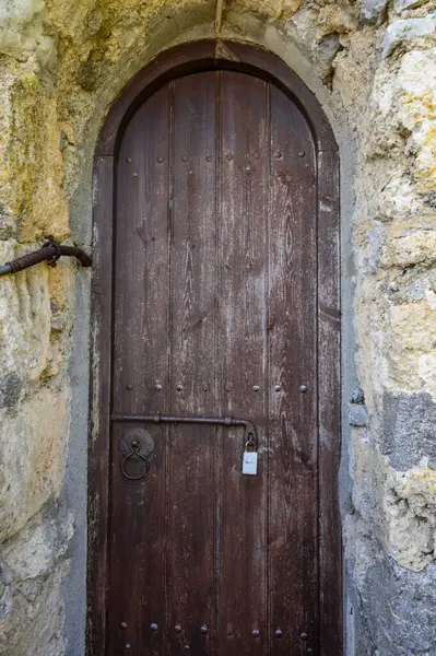 Kuzey Kıbrıs 'taki St. Hilarion Kalesi' nin antik taş duvarlarına kurulmuş eski ahşap kapı ortaçağ tarihi ve gizemini çağrıştırıyor..