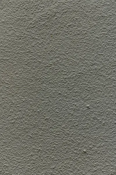 Sert gri duvar karmaşık dokuları ortaya çıkarır, sakin bir şehir ortamında merak ve yansıma yaratır..