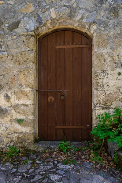 Antik St. Hilarion Kalesi 'ndeki ahşap kapılar, yüzyılların tarihini yansıtıyor ve Kuzey Kıbrıs' taki ortaçağ tahkimatlarının bir sembolü olarak hizmet veriyor. Kapılar taşla çevrili. 