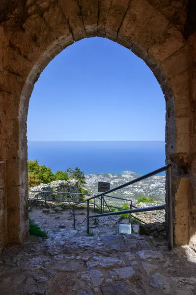 Kyrenia ve Akdeniz manzaralı Saint Hilarion Kalesi 'nden göz kamaştırıcı bir manzara. Kuzey Kıbrıs 'ta ünlü tarihi ve manzaralı bir yer.