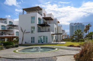 Modern mimari bu büyüleyici deniz kıyısındaki villada doğayla birleşir. Huzurlu çeşme ve canlı yeşillik huzurlu bir atmosfer yaratıyor, sakin yürüyüşler ve rahatlama için mükemmel..