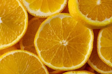 Mükemmel dilimlenmiş portakalların yakın plan görüntüsü, sulu kısımlarını ve parlak tonlarını ortaya çıkarıyor, doğal ışıkla yaratılmış..