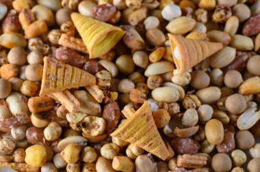 Canlı bir çerez karışımı gevrek koniler ve çeşitli fıstıkları birleştirir ve neşeli bir buluşmaya neşeli bir dokunuş ekler..