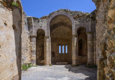 Taş Sütunlu Geniş Kemerli Oda, St. Hilarion Şatosu, Kuzey Kıbrıs