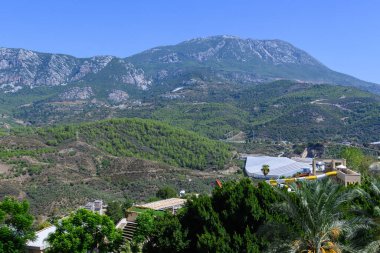 Nefes kesici manzara, bereketli tepeler, görkemli dağlar ve güneşli bir öğleden sonra sakin bir gökyüzü..