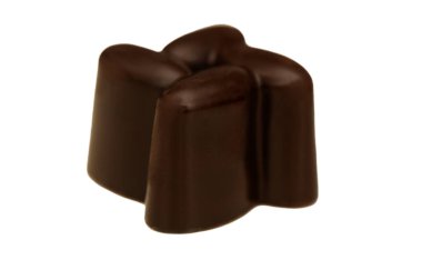 Çok güzel işlenmiş bir siyah çikolata, beyaz arka planda zarif bir şekilde durur. Çiçek şeklini ve parlak kaplamasını gözler önüne serer. Hediye vermek ya da eğlenmek için idealdir..