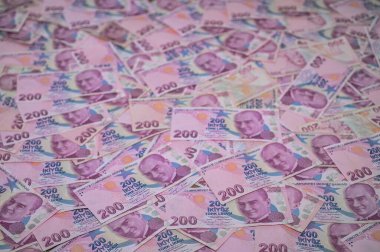 Pembe Türk banknot yağmurları düz bir yüzey boyunca zenginlik ve ekonomiyi sembolize eden renkli bir duvar halısı oluşturur.