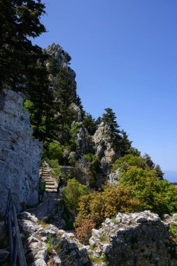 Kuzey Kıbrıs 'taki Saint Hilarion Kalesi' nden manzara. Kyrenia kıyı şeridine, dağlara ve Akdeniz 'e bakıyor. Ünlü tarihi ve turistik bir yer..