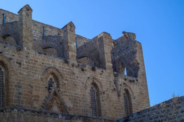 Titreyen mavi gökyüzüne karşı yükselen tarihi kalenin görkemli manzarası zamansızlığı çağrıştırıyor..