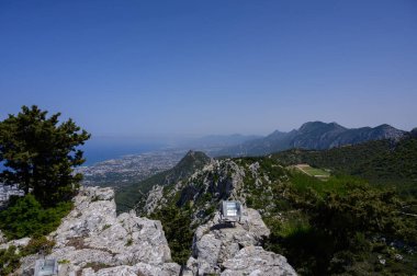Saint Hilarion Kalesi 'nin görkemli manzarası Kyrenia ve Akdeniz' i açık mavi gökyüzünün altında gösteriyor. Kuzey Kıbrıs
