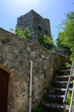 St. Hilarion Şatosu 'nun parlak güneş ışığı altındaki kalıntıları yüzyıllık inşaat ve stratejik konumu gösteriyor..