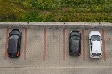 Gaziveren Kıbrıs Rum Kesimi -28.02.2025. Park halindeki üç otomobil, canlı yeşillik ve dinginlikle çevrili, sakin bir anı yakalıyor..