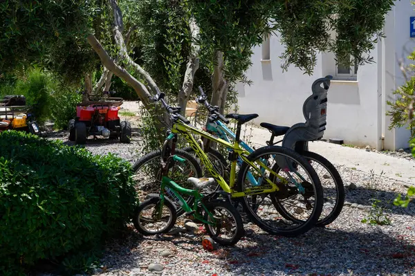 Kıbrıs 'ta Beyaz Kasaba' nın yakınına park edilmiş Aile Bisikletleri