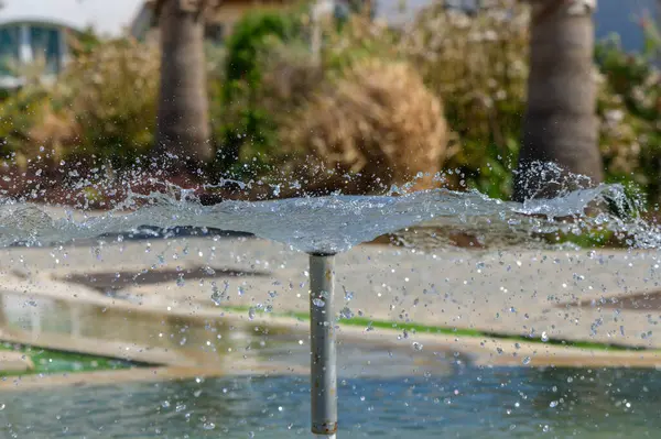 Havuzda Çeşme Damlaları