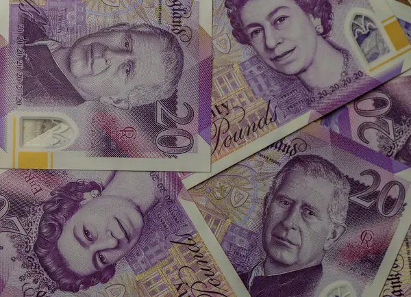 İngiliz banknotları, eşsiz sanat eserleri ve değerleri sergileyen ikonik figürlerin karmaşık tasarım ve portrelerini gözler önüne seriyor..