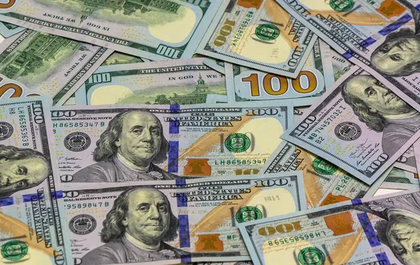 Çeşitli Amerikan banknotlarından oluşan canlı bir dizi sergileniyor. Karmaşık tasarımlar ve zengin para renkleri sergileniyor..