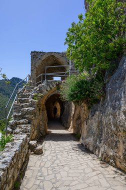 Kuzey Kıbrıs 'taki ortaçağ St. Hilarion Kalesi' nin içinde antik taş duvarlar, kemerler ve kalıntılar bu dağ kalesinin zengin tarihini gözler önüne seriyor..