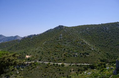 Saint Hilarion Kalesi 'nden nefes kesici manzara Kyrenia' yı ve mavi Akdeniz 'i gösteriyor. Kuzey Kıbrıs 'ta popüler bir manzara.