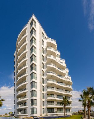 Şık sahil mimarisi kıvrımlı hatlar ve geniş balkonlar içeriyor ve sakinleri okyanus manzarasının tadını çıkarmaya davet ediyor..