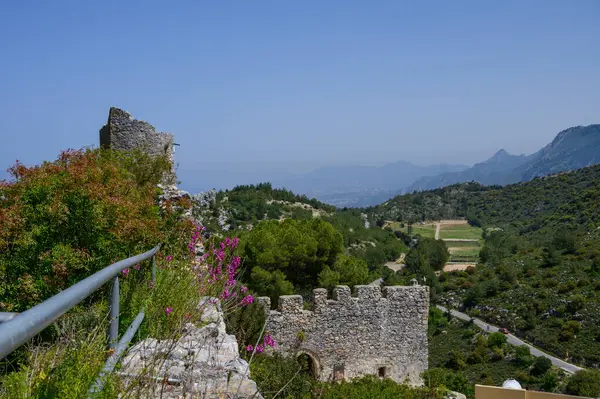 Kuzey Kıbrıs 'taki St. Hilarion Kalesi' nin antik kale duvarından çarpıcı bir manzara. Dağlara, vadilere ve Akdeniz ufkuna bakıyor..