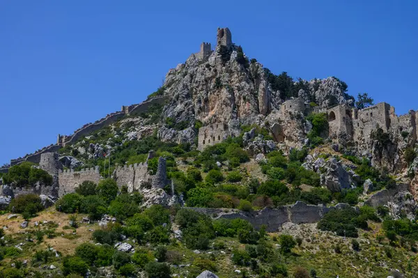 Antik kapı ve kale içi zengin dokular ve doğal ışıkla yakalanmış eski taşlarla dolu.