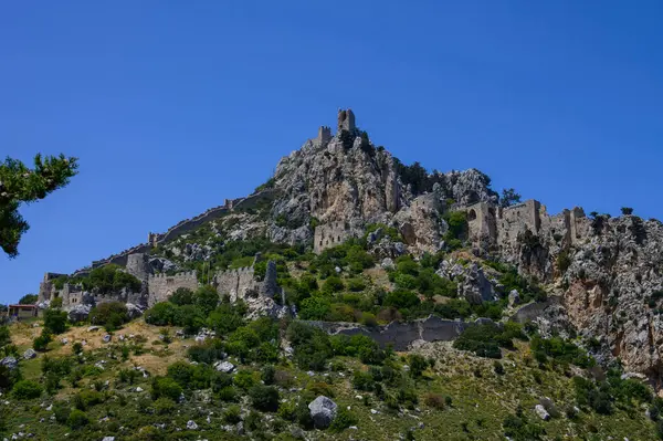 Kuzey Kıbrıs 'taki en iyi korunmuş kalelerden biri olan St. Hilarion Kalesi' nin kalıntılarından panoramik bir manzara.