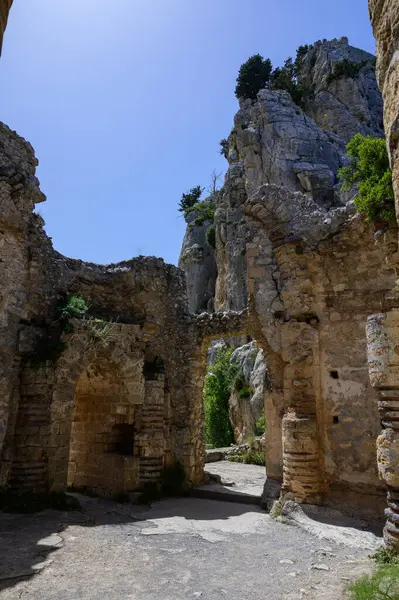 St. Hilarion Şatosu 'ndaki yıpranmış harabeler, dağların panoramik manzarasına doğru açılıyor.