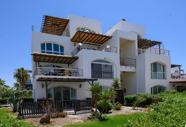 Kıbrıs 'ta denize yakın huzurlu yerleşim bölgesinde parlak beyaz villalar.