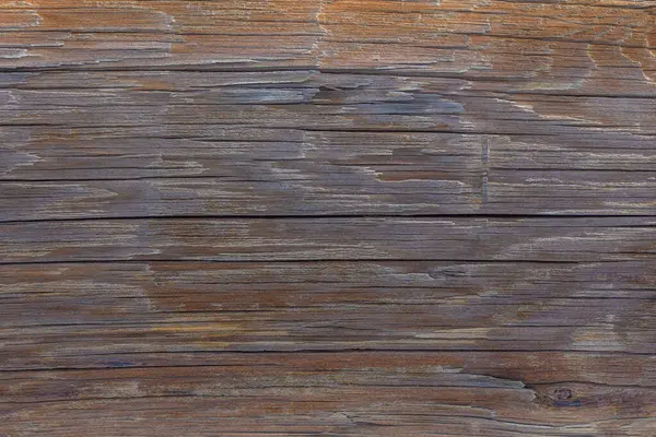 Yıpranmış ahşap tahtalar, yaratıcı bir çalışma alanında güneş ışığını yansıtan karmaşık dokular ve sıcak gölgeler sergiler..