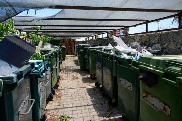 Kıbrıs 'ta bir iskan caddesinde sıralanmış çöp konteynırları.