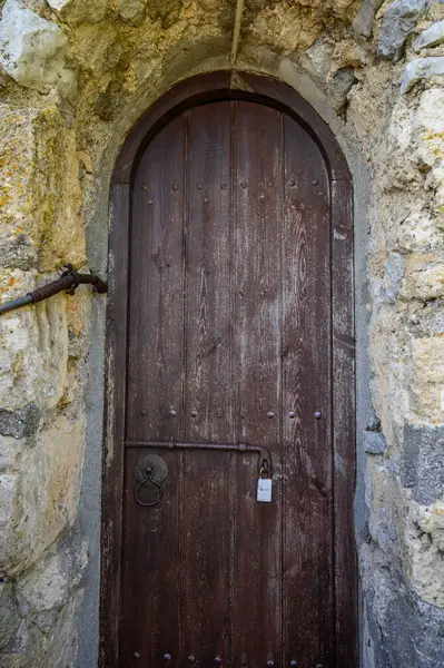 Kıbrıs 'ın St. Hilarion Şatosundaki Eski Ahşap Kapı