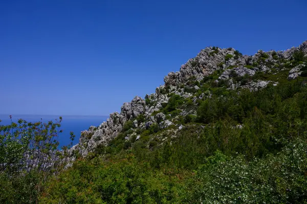 Aziz Hilarion Şatosu 'nun antik duvarları ve kuleleri, Kıbrıs' ta bir dağa tünemiş ikonik bir tarihi yer..