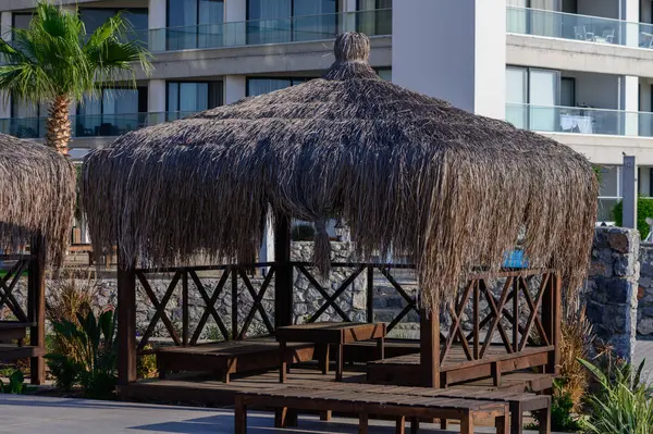 Güneşli Kıbrıs 'ta yüzme havuzlu modern plaj evleri