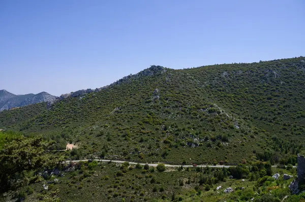 Saint Hilarion Kalesi 'nden nefes kesici manzara Kyrenia' yı ve mavi Akdeniz 'i gösteriyor. Kuzey Kıbrıs 'ta popüler bir manzara.