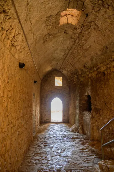 St. Hilarion Kalesi 'nin içinde kemerli tavanları olan uzun bir ortaçağ koridoru..