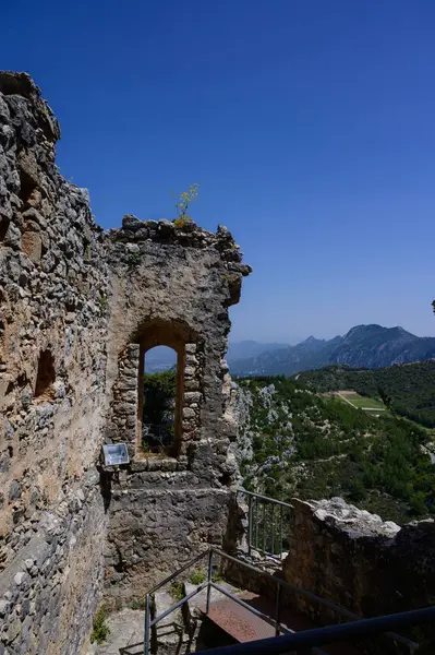 Eski taş pencere, St. Hilarion Şatosu 'ndan Kıbrıs tepeleri ve denizin çarpıcı manzarasına açılıyor.