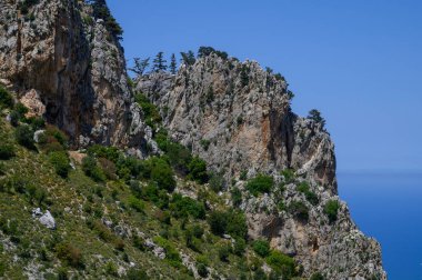 St. Hilarion Kalesi 'nin ortaçağ kalıntıları manzaralı.