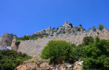 Antik kapı ve kale içi zengin dokular ve eski taşlarla dolu, doğal ışık altında yakalanmış.
