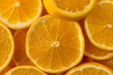 Meyve dilimleri canlı sarı renklerini sergiliyor sağlıklı atıştırmalıkların ferahlatıcı güzelliğini vurguluyor..