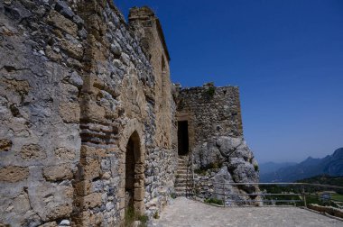 Kuzey Kıbrıs 'taki St. Hilarion Kalesi' nin antik taş duvarına yakın çekim. Yıpranmış taşlar, dağ kalesinin ortaçağ tarihini yansıtıyor..