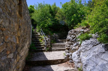 Antik kapı ve kale içi zengin dokular ve doğal ışıkla yakalanmış eski taşlarla dolu..