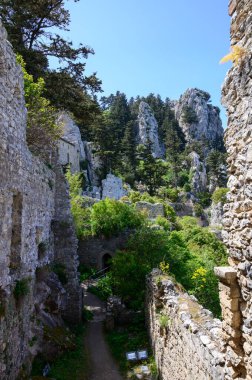 Aziz Hilarion Kalesi 'nin içindeki antik taş duvarlar ve ortaçağ kemerleri. Kuzey Kıbrıs 'ta tarihi mimari.