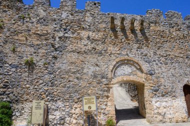 St. Hilarion Kalesi 'nin kalıntıları Akdeniz' in nefes kesici manzarasıyla bir dağ sırtında yer almaktadır.