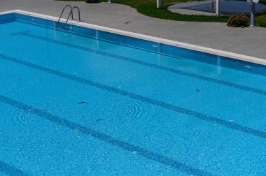 Kıbrıs Rum Kesimi 'ndeki güneşli bir tatil beldesinde kristal berrak suyla yüzme havuzuna davet.