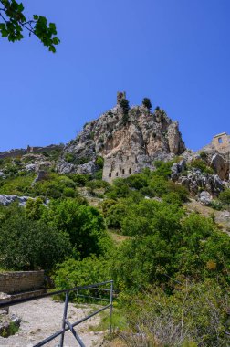 Kuzey Kıbrıs 'taki St. Hilarion Şatosu 2025 yılında bulutların üzerinde çarpıcı bir görünüm ve zengin bir ortaçağ atmosferi sunarak dramatik bir şekilde yükseliyor..