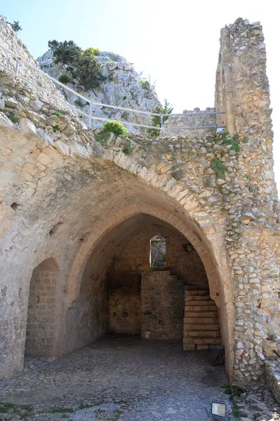 Kuzey Kıbrıs 'taki Aziz Hilarion Şatosu' nun kadim taş iç mimarisi, kemerli tavanlar ve ortaçağ mimarisi yüzyıllar boyunca korunmuş..