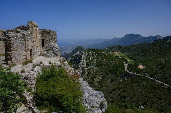 Dağlara ve Kuzey Kıbrıs 'taki Akdeniz' e karşı kurulan St. Hilarion Kalesi 'nin çarpıcı manzarası. Ortaçağ mimarisi ve doğanın mükemmel bir karışımı..