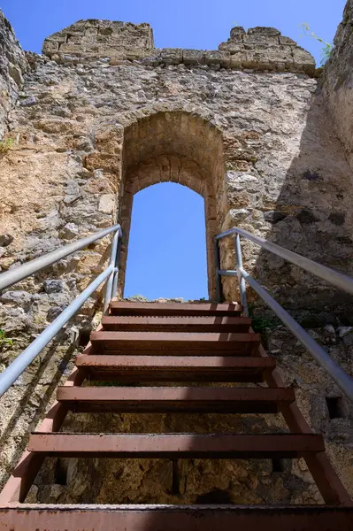 St. Hilarion Kalesi 'ndeki eski taş merdiven üst katlara çıkıyor. Ortaçağ kale atmosferi.