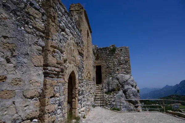 Kuzey Kıbrıs 'taki St. Hilarion Kalesi' nin antik taş duvarına yakın çekim. Yıpranmış taşlar, dağ kalesinin ortaçağ tarihini yansıtıyor..